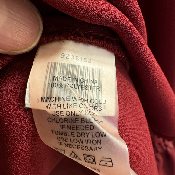 Vince Camuto shirred neck, split/tie shirred sleeves top - Picture 5 of 6